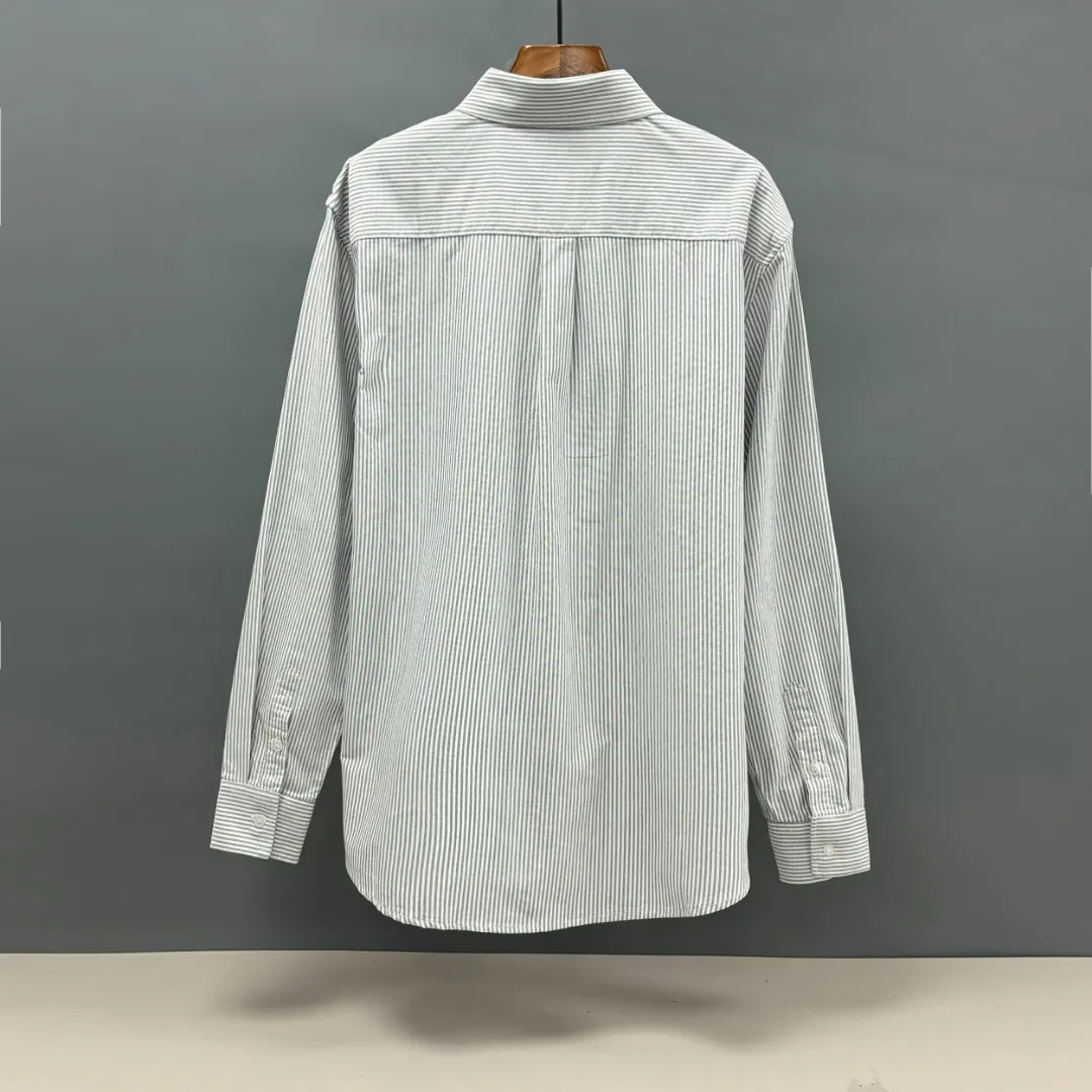 🅿️250 Ralph Lauren/Ralph Lauren imitation striped embroidered shirt. It is made of 100% cotton Oxford fabric. The 100% cotton material makes it very breathable. It is comfortable to wear and not easy to sweat. It has a loose fit and a three-dimensional upper body. The lines are smooth and natural. From the shoulder line to the waistline to the hem, the line transition is smooth. There are no unnecessary folds or accumulation. The whole body is neat and stretched. The chest is embellished with the iconic pony embroidery. It is simple but highly recognizable. The color transition of the embroidery thread is natural. The stitches are even and the spacing is uniform and the stitches can be connected naturally. The lines are smooth and not stiff. Color: White Size: S M L XL